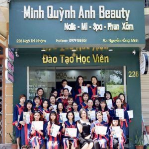 Master Hồng Minh cùng các học viên tốt nghiệp nghề của Minh Quỳnh Anh Beauty & Academy