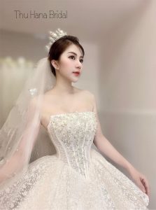 Hình ảnh cô dâu mặc váy cưới thiết kế tại Thu Hana Makeup Academy