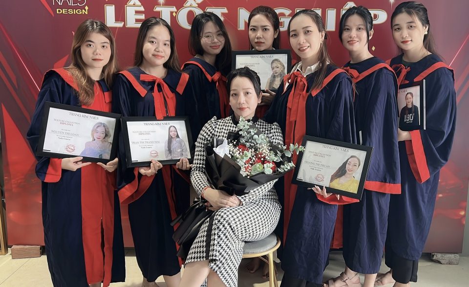 Founder Lương Thị Trang của thương hiệu Trang Kim Nails cùng các học viên