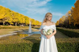 Bức ảnh cô dâu của mùa thu lá rơi