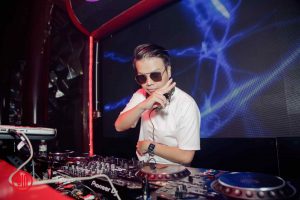 Hình ảnh DJ Jutkin chơi nhạc