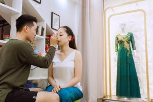 Chuyên gia trang điểm Bin Makeup thực hiện tỉ mẫn từng bước cho khách hàng