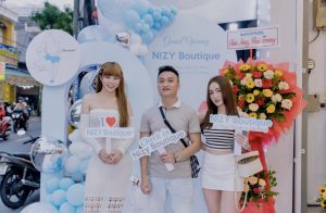 Founder Lâm Anh Đào (bên trái) rạng rỡ trong ngày khai trương Nizy Boutique