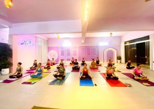 Lớp học yoga của cô ấy thu hút đông đảo học viên