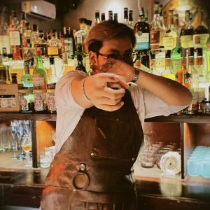 Bartender Nguyễn Quốc Anh chạm được trái tim khách hàng qua mỗi ly cocktail nghệ thuật