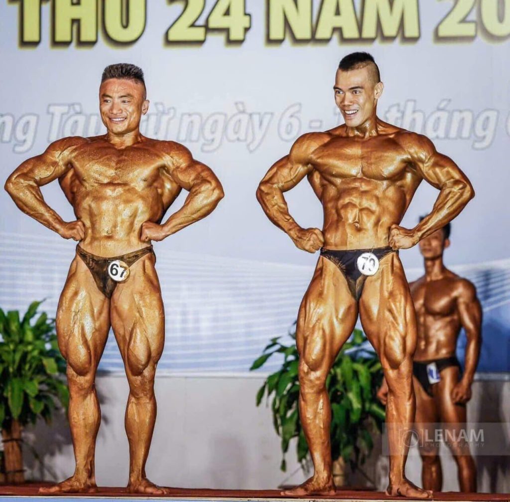 Vận động viên thể hình Vũ Văn Diệm (1990) trong một giải đấu năm 2012 (đứng bên trái)
