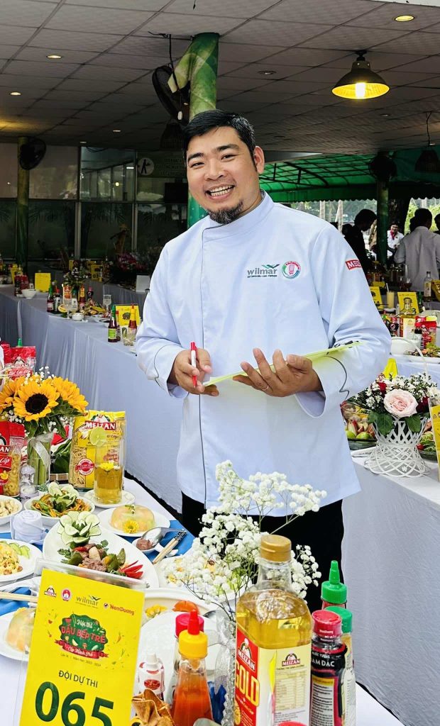 Chef Thông Nguyễn làm giám khảo cho cuộc thi đầu bếp trẻ của sở giáo dục