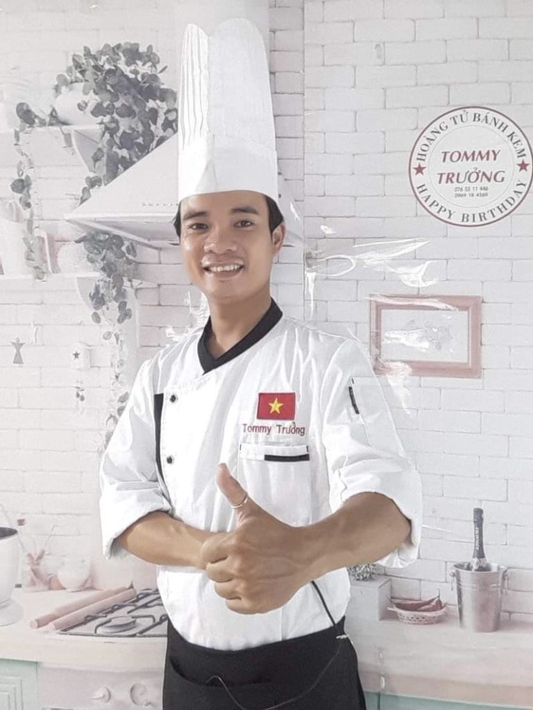 Chef Ngô Đình Trưởng trong trang phục đầu bếp cao quý