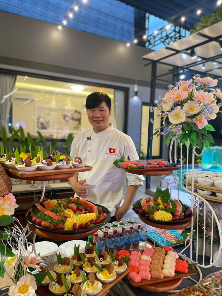 Hình ảnh chef Nguyễn Ngọc Tuyến và bàn ăn tinh tế tự tay anh chuẩn bị