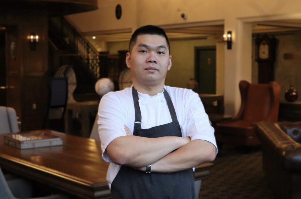 Chân dung chef Vinh Huynh trong cương vị là Chef de Cuisine của Fairmont Banff Spring