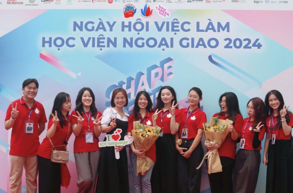 Ms Lê Kim Cúc và Hội sinh viên DAV tại ngày hội việc làm học viện Ngoại Giao năm 2024