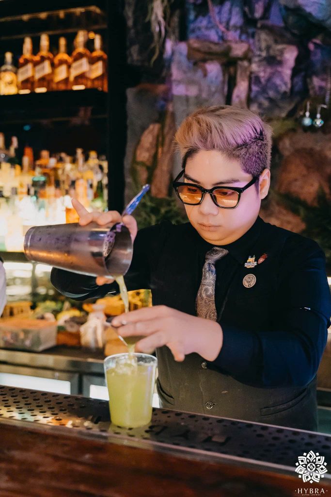 Bartender Hiếu Trung với bàn tay điêu luyện khi pha chế thức uống cho khách hàng