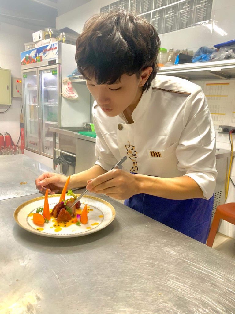 Chef Tuấn Nguyễn là một đầu bếp trẻ đầy tài năng và sáng tạo