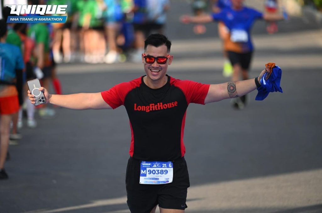 Chân dung HLV Trần Long đầy năng động trong màu áo của giải chạy marathon 