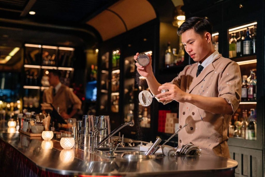 Bartender Quốc Long sáng tạo nên những ly cocktail tuyệt vời từ những nguyên liệu địa phương