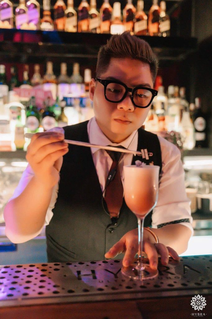 Tỉ mỉ trong từng chi tiết chính là điều làm nên sự đặc biệt của Bartender Hiếu Trung