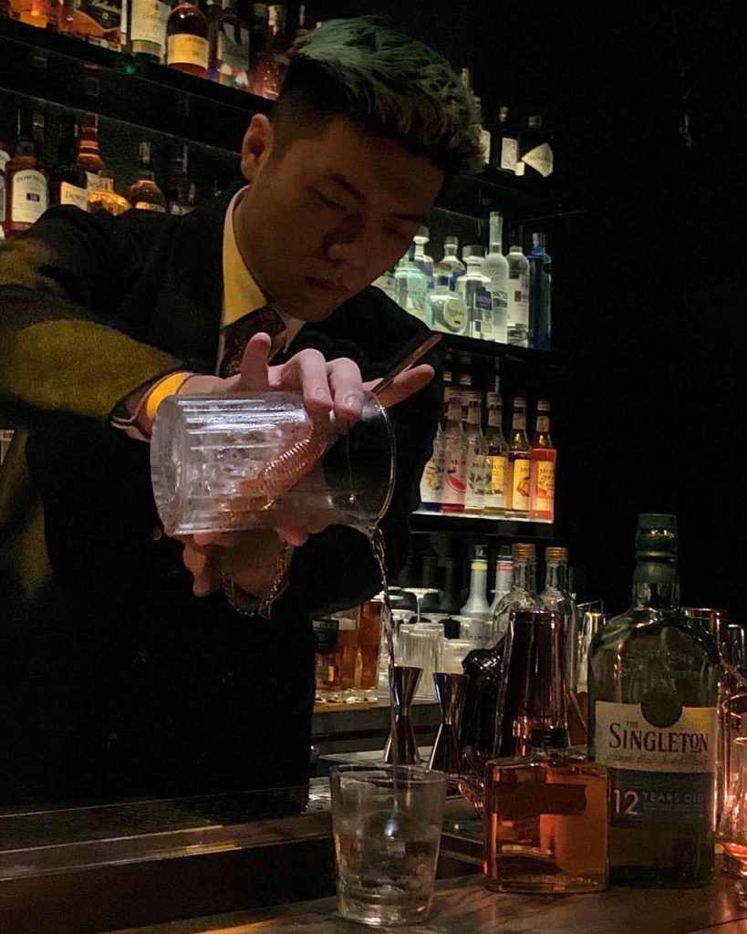 Bartender Ferb với bàn tay điêu luyện tạo ra những ly rượu đặc biệt