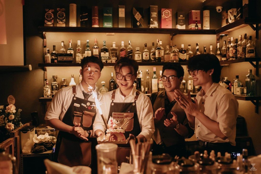 Không khí đầm ấm vui vẻ tại nơi Bartender Luis Dang làm việc