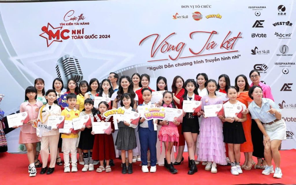 Cô giáo Lê Thị Thùy Linh dẫn dắt đội tuyển tham gia cuộc thi Tìm kiếm tài năng MC nhí Toàn Quốc 2024