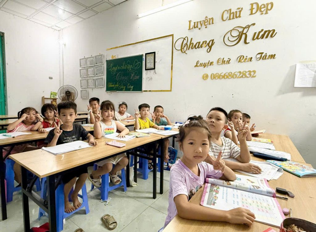 Luyện chữ đẹp Chang Kưm trang bị hành trang cho các bạn nhỏ trước khi bước vào năm học