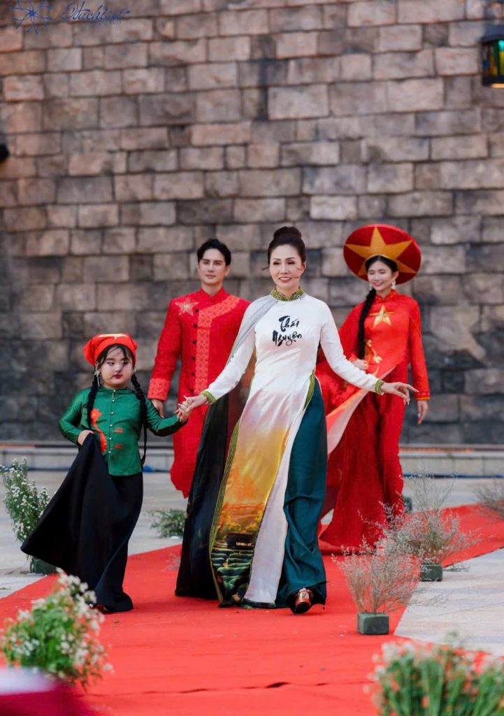 Hoa hậu, doanh nhân, NTK Vương Thị Hương tự tin sải bước trình diễn tôn vinh nét đẹp áo dài truyền thống