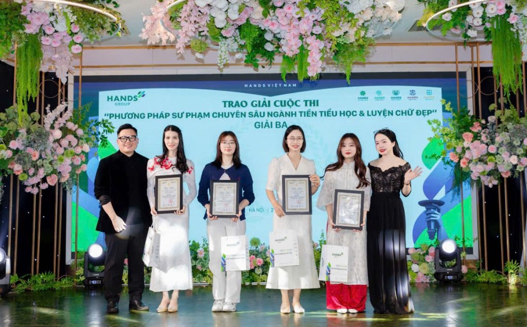 Cô giáo Nguyễn Linh đạt giải Ba trong lĩnh vực sư phạm tiền tiểu học và luyện chữ đẹp