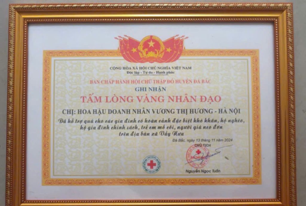 NTK Vương Thị Hương nhận Giấy ghi nhận Tấm lòng vàng nhân đạo từ Hội Chữ thập đỏ huyện Đà Bắc