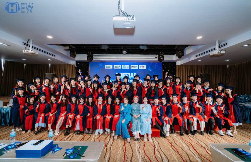 Học viên HEW nhận được chứng chỉ quốc tế trong lễ vinh danh tại HEW Appreciation Day 2025