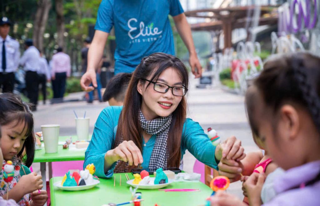 Giữa thời đại số, nghệ nhân Lệ Quyên có hơn 13 năm vun đắp tình yêu tò he giữa Sài Gòn hoa lệ