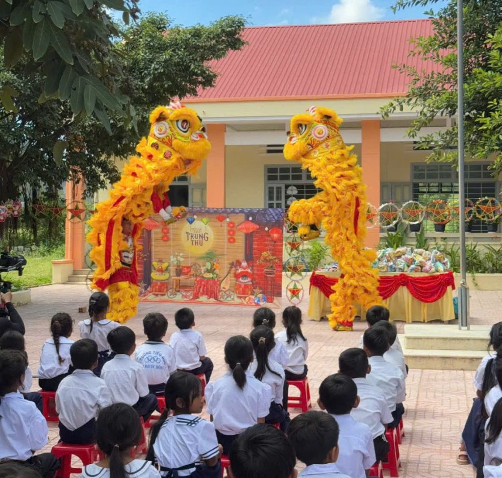 Mỗi mùa trăng, cô giáo Nguyễn Ngô Nữ Quân lại viết tiếp một mùa yêu thương