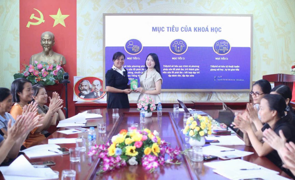 ThS. Thái Hoa trao tặng các nhà trường Bộ Flashcard Khẩu hình các chữ cái Tiếng Việt - công cụ dạy học thực hành sửa lỗi phát âm và luyện giọng