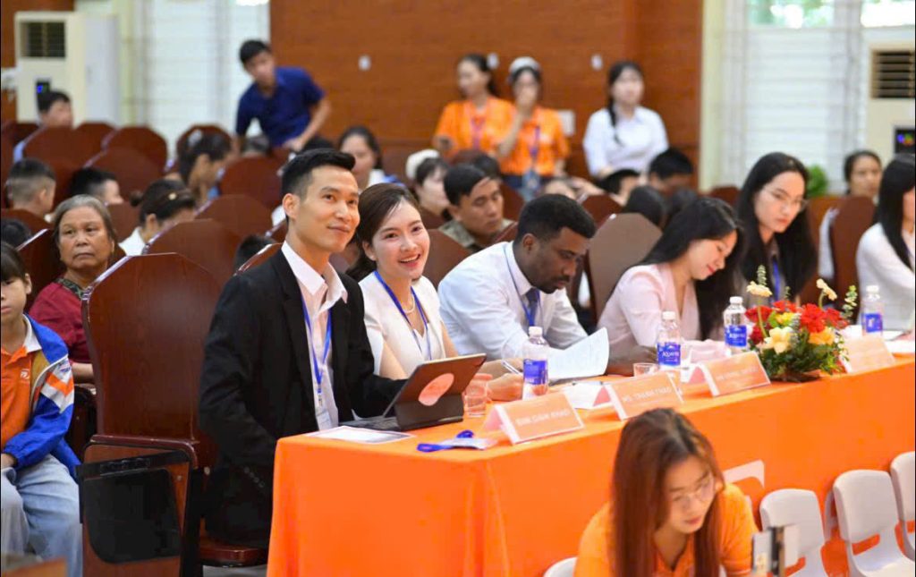 Người Thầy truyền cảm hứng cho hành trình của cô giáo Thanh Thảo (ngồi bên phải cô)