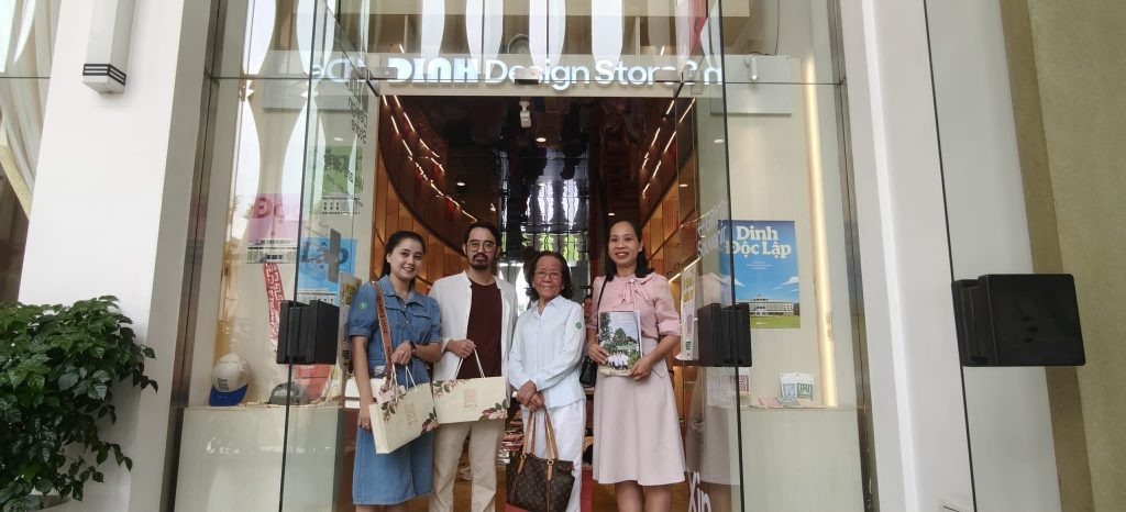 Kỷ niệm cuộc gặp gỡ giữa Co-founder Nguyễn Hữu Quang Minh và cô Tiến sĩ Nguyễn Thị Chim Lang - Giám đốc Công ty TNHH Nông Nghiệp Công Nghệ Cao Vũng Tàu – Thương hiệu Baria Chocolate trước Dinh Design Store trong Dinh Độc Lập