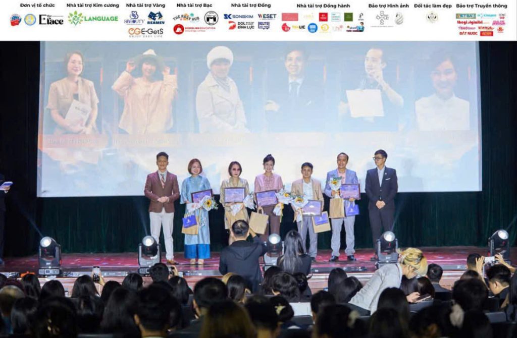 Ms Lê Kim Cúc là một trong sáu thầy cô tham gia đánh giá thí sinh tại vòng chung kết