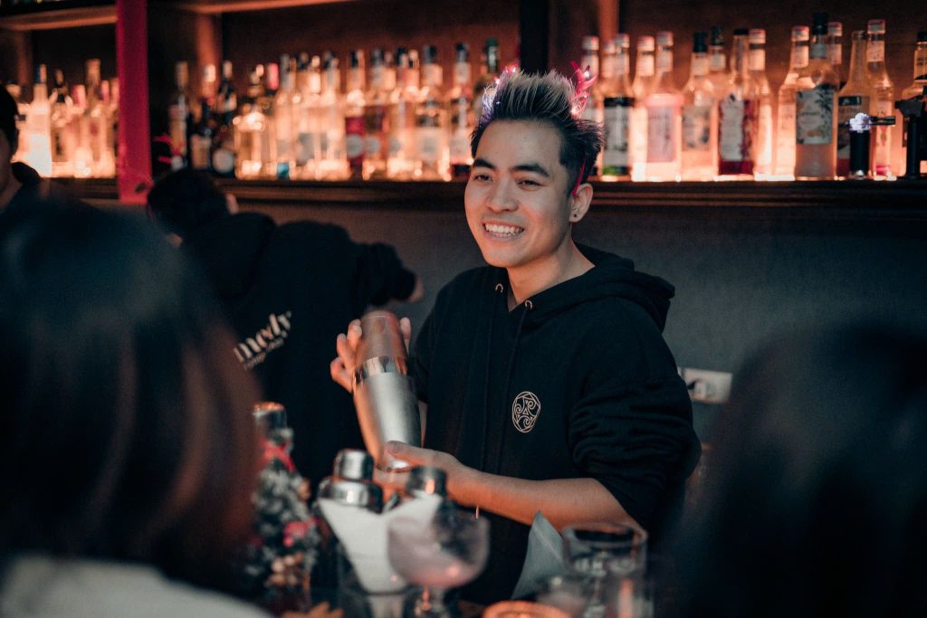 Từ đam mê âm nhạc đến thế giới cocktail, Bartender Quang Lương tìm thấy điểm giao giữa nghệ thuật và cảm xúc