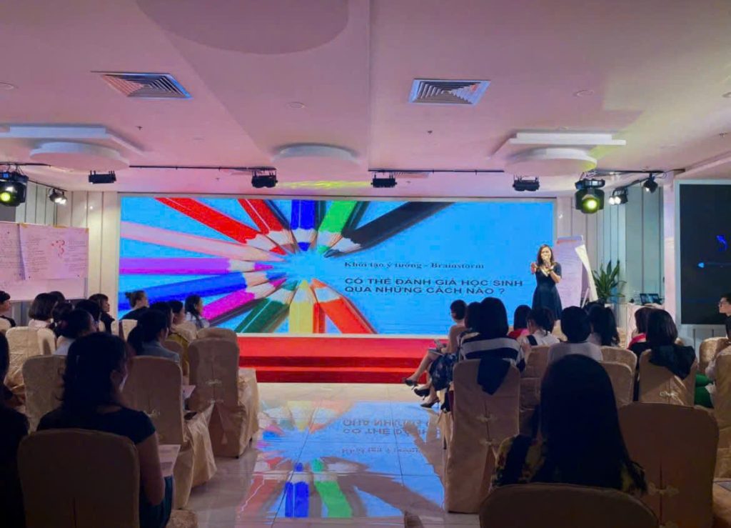 Buổi training giáo viên về phương pháp giảng dạy dự án do cô giáo Đặng Diệu Linh dẫn dắt