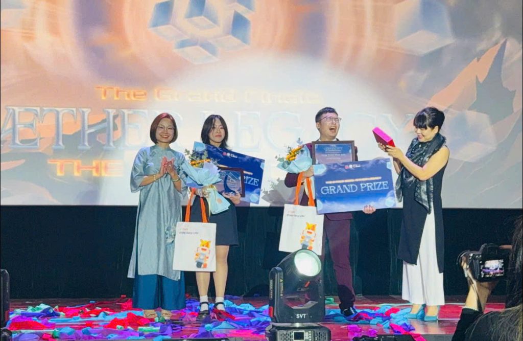 Trần Thanh Liên (Trưởng khoa Ngôn Ngữ Anh) và ThS. Lê Kim Cúc trao giải thưởng dành cho Quán Quân và Á Quân  “The E-Face 2025”