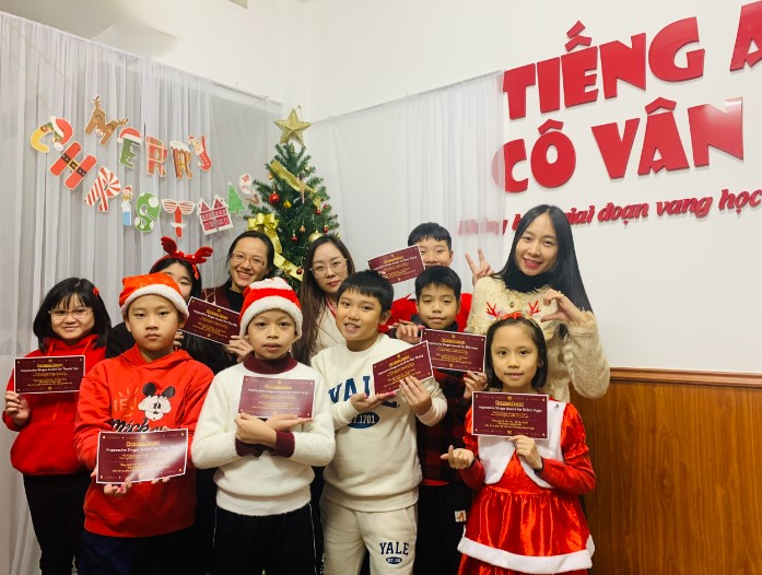 Các học viên nhí tại lớp Tiếng Anh Cô Vân Nhi