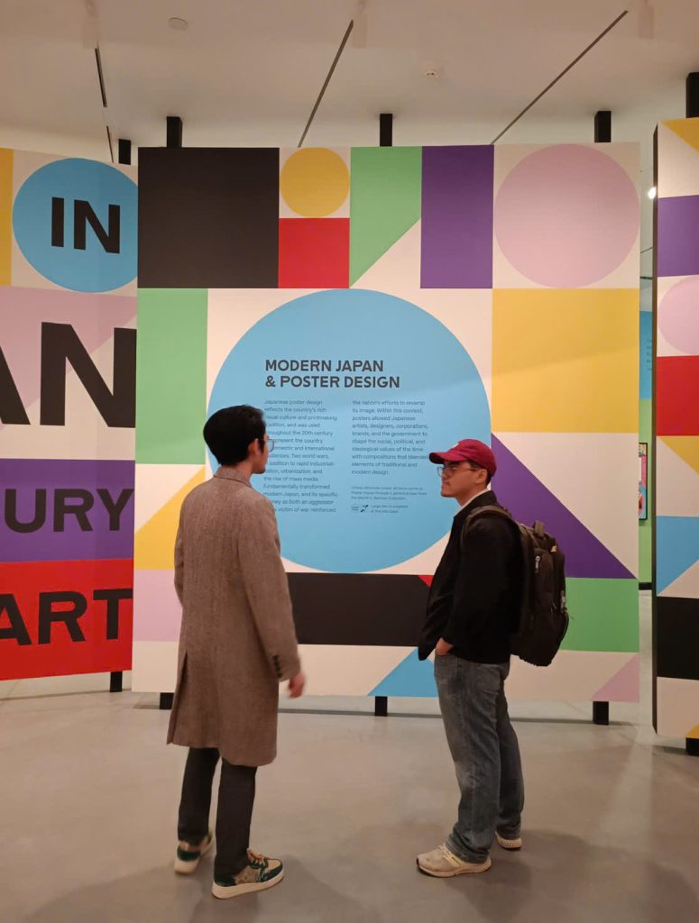 Hai nhà đồng sáng lập An Bui và Minh Nguyen ghé thăm Poster House, một bảo tàng poster tại Manhattan, New York