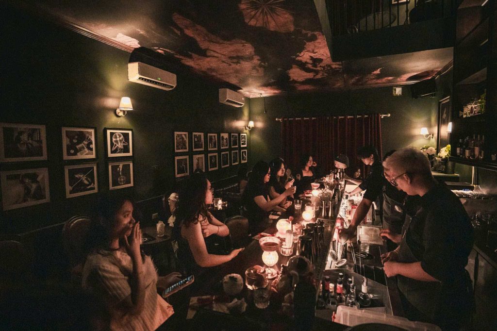Với Bartender Quang Lương, pha chế không chỉ là sáng tạo hương vị mà còn là nghệ thuật giao tiếp và lắng nghe khách hàng