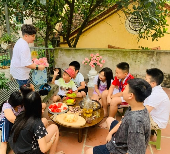 Tại lớp Tiếng Anh Cô Vân Nhi, các con được học tập trong môi trường thân thiện, tương trợ và phát triển kỹ năng tự học tối đa