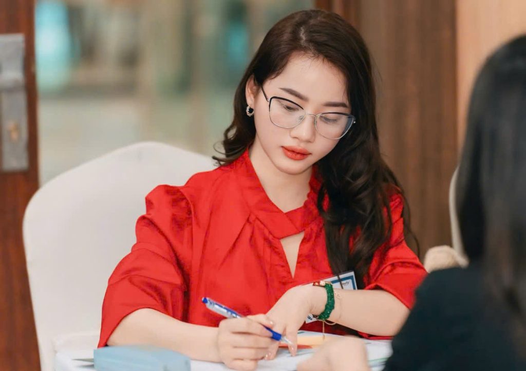 Cô giáo Vân Triều là giáo viên tiếng Anh chuyên giảng dạy cho trẻ tại Tuyên Quang