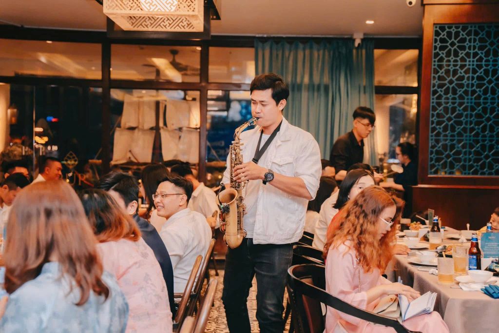 Âm nhạc đến với HDV Phạm Minh Tấn như một cách chữa lành giữa lịch trình dày đặc