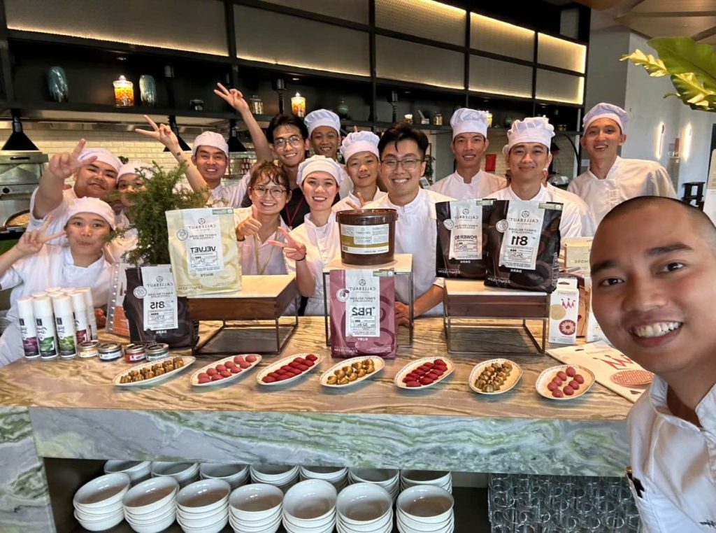 Với Bếp trưởng Peter Nguyen, bếp bánh không chỉ là nơi làm nghề mà còn là không gian nuôi dưỡng tay nghề thế hệ đầu bếp trẻ