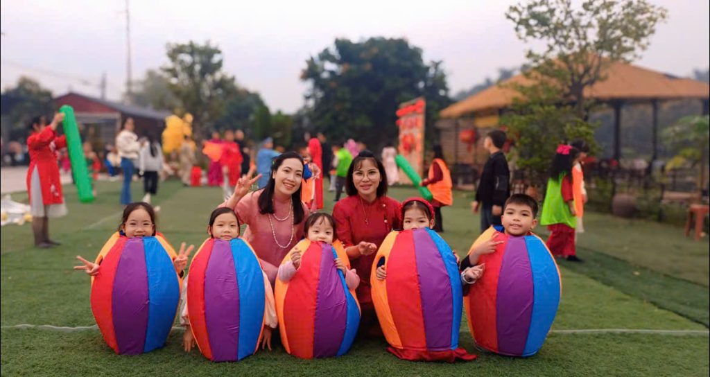 Cô Đỗ Thị Kim Oanh cùng đồng nghiệp bên những nụ cười hồn nhiên của trẻ