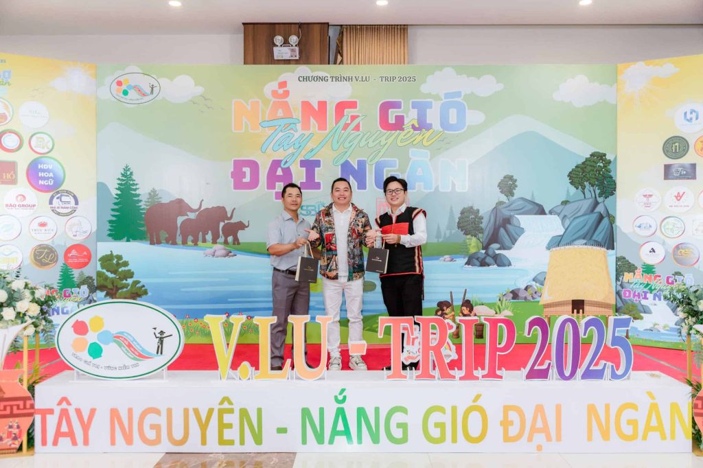 HDV Du Lịch Henry Nguyễn - Lý Hào Nam (vị trí ở giữa) chọn giữ lửa nghề bằng sự bền bỉ trên từng cung đường