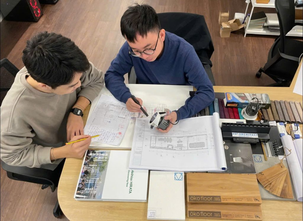 KTS Võ Thành Trung cùng đội ngũ Vo+architect trong quá trình nghiên cứu mô hình, nơi tinh thần sáng tạo và làm nghề nghiêm túc được nuôi dưỡng mỗi ngày