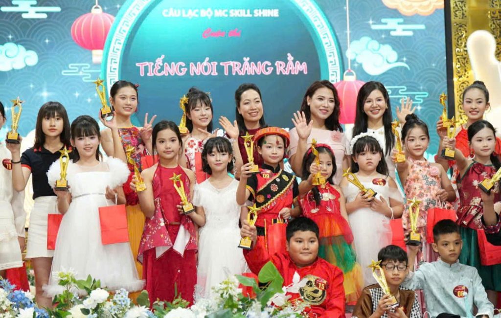 HLV quốc gia Kim Oanh - Ban giám khảo Chương trình Tiếng Nói Trăng Rằm tại Phú Thọ