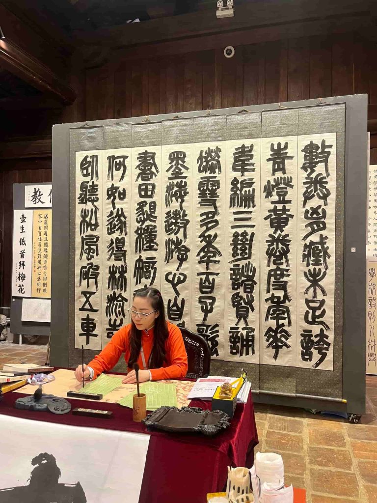 Cô giáo Nương Nương hướng học viên tìm tiếng nói riêng trong từng nét vẽ