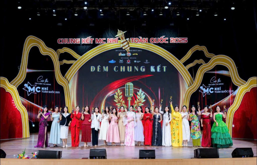 Cô Kim Oanh nhận cúp vinh danh tại đêm chung kết MC nhí toàn quốc 2025